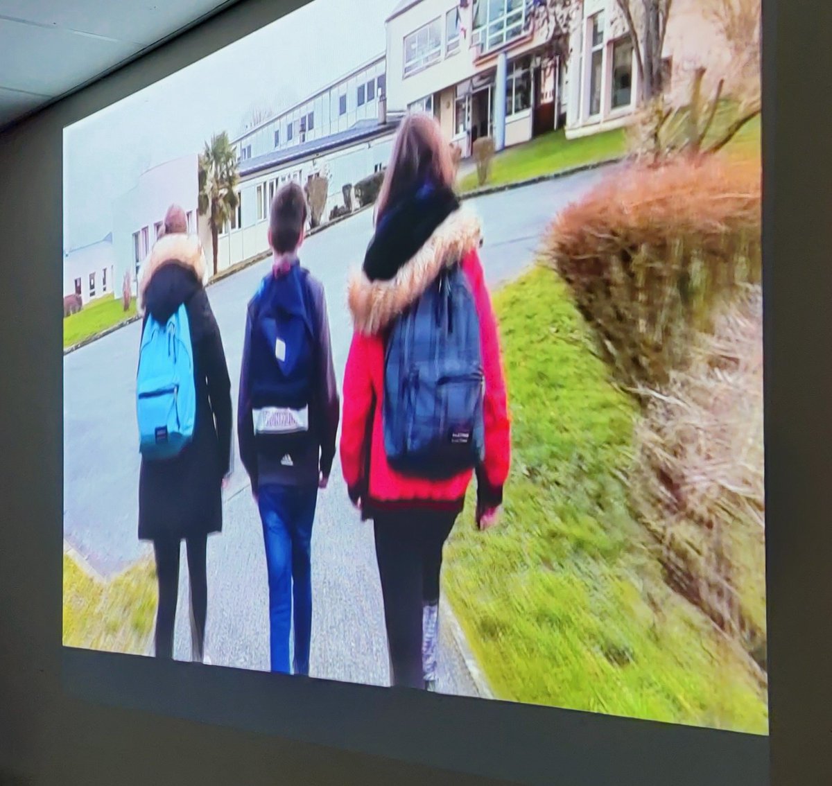 HugoRugles's tweet photo. Projection aux invités de #INSE27 et à nos jeunes acteurs de la vidéo qu'ils ont réalisé pour la visite virtuelle du collège @HugoRugles ➡️ https://t.co/rnmhgJUzlw https://t.co/vheQHUIiDe