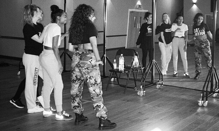 drunkinleigh's tweet photo. no but the way you can only really see jesy in the mirror is like she’s watching them and will always be with them even though she’s not in the band anymore 🥲 https://t.co/W2jJbLPTqX
