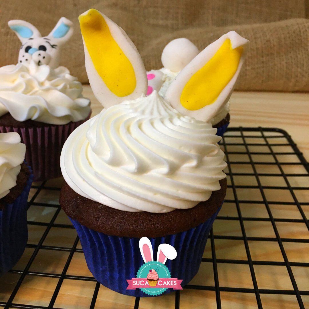 sucacakes's tweet photo. O coelhinho da #Páscoa passou por aqui com novidades esse ano... 👀🐇 O kit de Páscoa é a opção ideal pra deixar o feriado em casa mais doce! 🧁🧡
Consulte o cardápio e valores pelo Whatsapp (link na bio!). 📲

#pascoa #pascoa2021 #cupcake #cupcakes #salvador #bahia #sucacakes https://t.co/h56eRueLwj