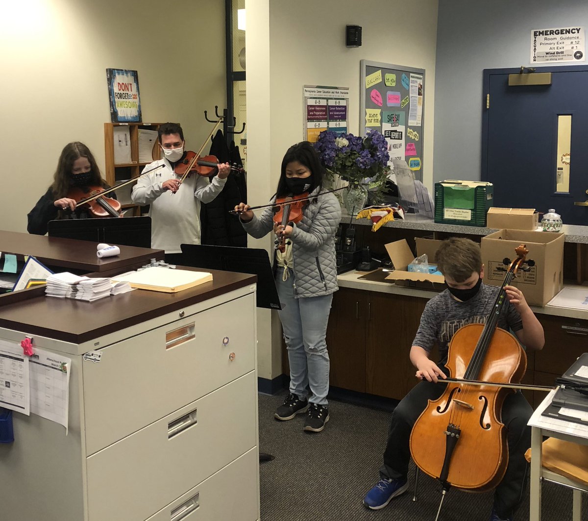 MrFootesRoom's tweet photo. When music students haven’t performed live in over a year they find a place to play and make it happen.  Thanks for starting off the week @MrClancyMusic - Great Job!!! https://t.co/THJaYovAeC