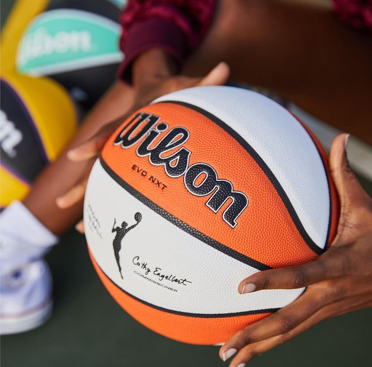 Wilson 🇧🇷 on X: A nova garota da quadra. 👀 A Wilson tem a honra de ser  a Bola Oficial da 25ª temporada da @WNBA e muito mais! 🙌 #WilsonBasketball  🧡🏀  /