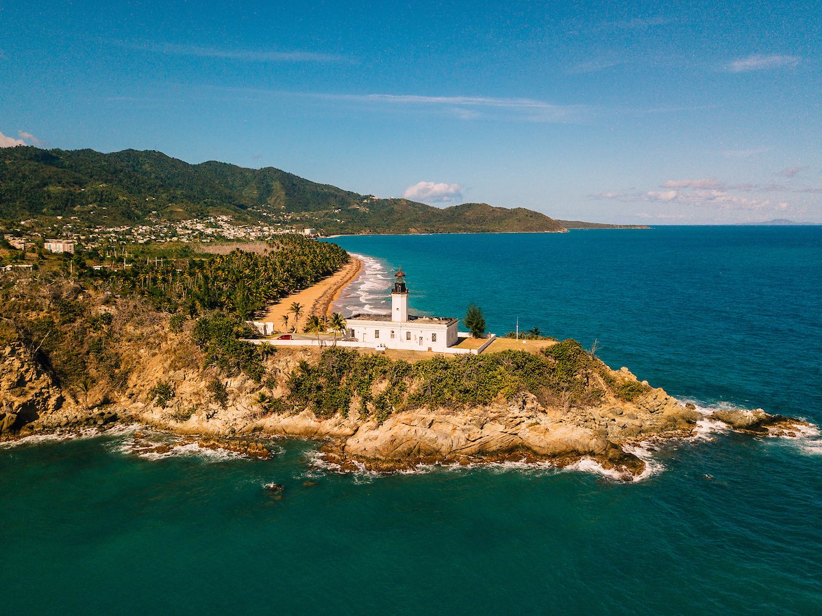 discover_PR's tweet photo. Built in 1892, the #PuntaTunalighthouse in the southeastern town of #Maunabo, is still used today. This lighthouse is surrounded by 109 acres of diverse ecosystems, home to more than 50 bird species 🐦. #ItsTimeToPlan #DiscoverPuertoRico https://t.co/uhFqxTgget https://t.co/1ES3a8ruDB