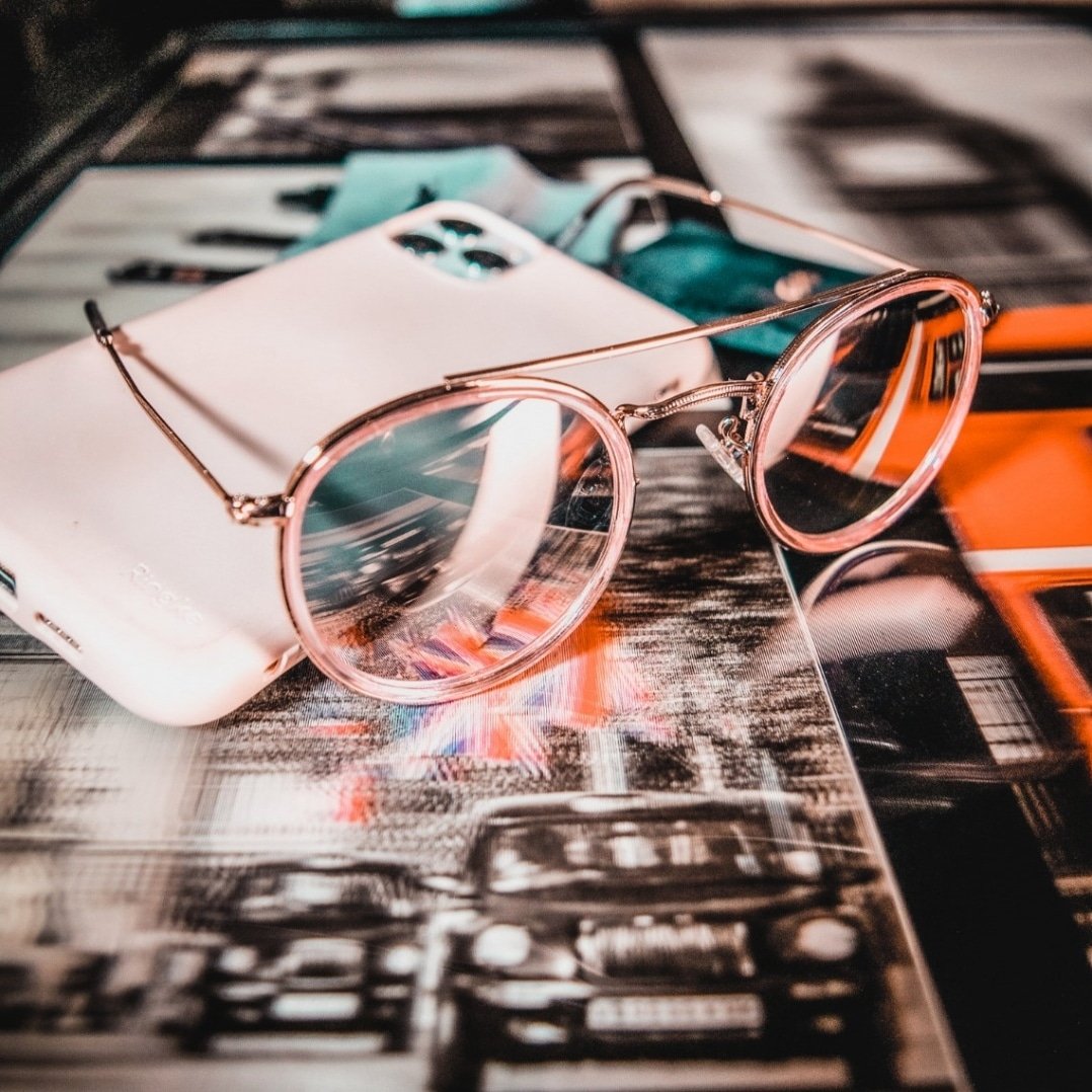 BluephantFilms's tweet photo. Product Photography 📸
Colab: @elegantsenorita on Insta🔹
#bluephant #marketing
#film #ads #Photography 
#📸 #ProductShoot #Product
#Colab #Glasses #SunGlasses #Sun #Blue #Elephant https://t.co/L2VGqeX97i