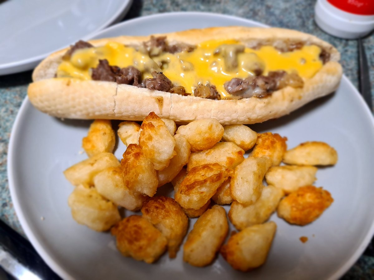 stewhiteLFC's tweet photo. @passyunkavenue 

Always wanted to try a Philly cheesesteak and it didn't disappoint!

Best Buffalo wings I've had too

🤤

#LOVEbundle https://t.co/WxEHAkKtz6