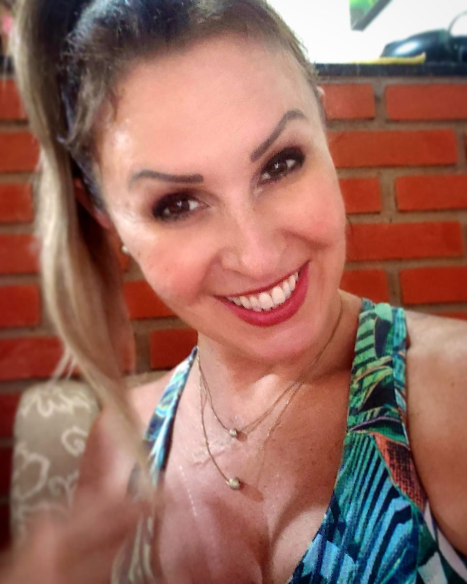 tathypreyer's tweet photo. Que nada nem ninguém interrompa a energia boa que nos cerca! Amém 🙏🥰❤ #motivacao #gratidao #resiliencia #persistencia #namaste #pazinterior #pensamentododia #pensamentopositivo #fe #graca #amor #love #copomeiocheio #praserfeliz #soufelizassim #saudemental #corpoemente #blessed https://t.co/ANR4q91NxD