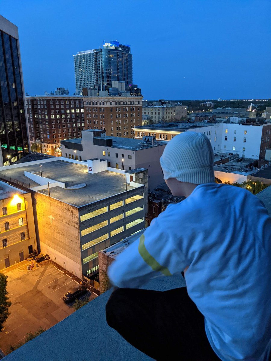 HaloRLSH's tweet photo. Patrolling the city from 12 stories up https://t.co/m52O0NfZl2