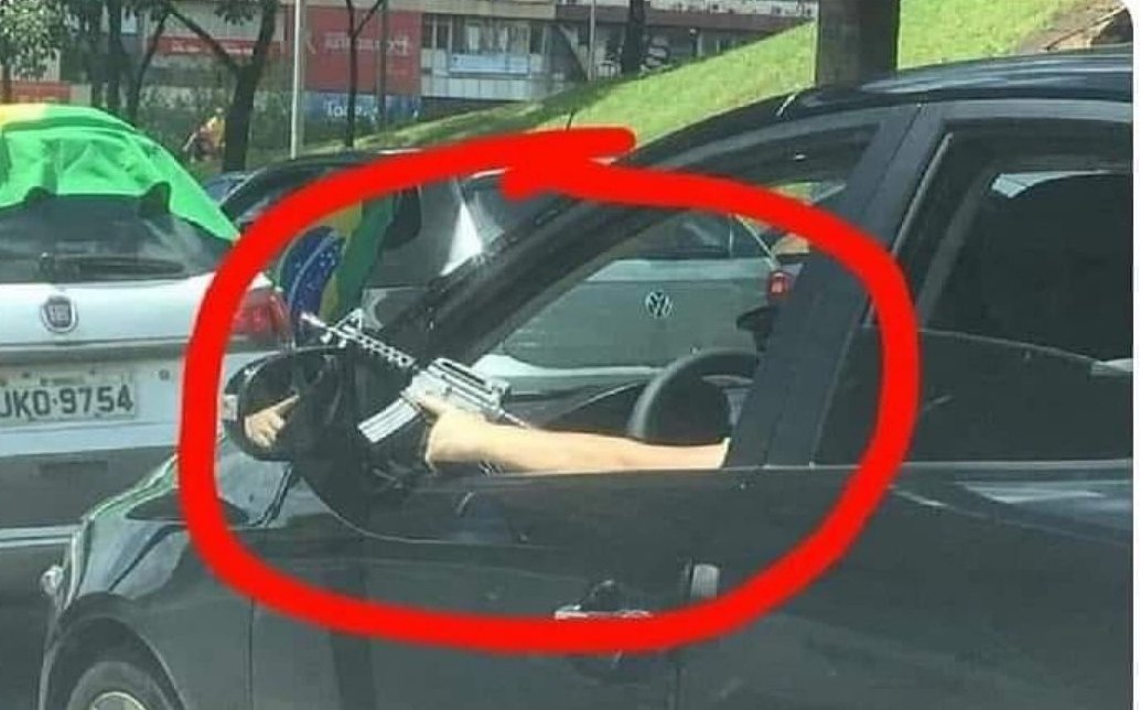Ronalderx's tweet photo. Essa foto na carreata, é de um trabalhador, de um empresário ou de um comerciante preocupado com a economia? https://t.co/cFTfPXvy9y