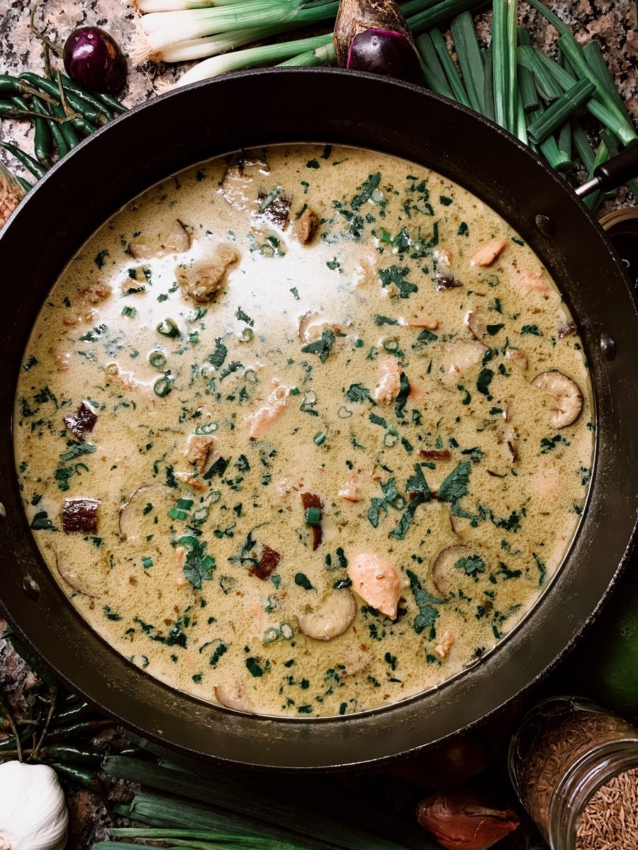 dishwithkish's tweet photo. It's quite the chilly day in Ottawa - definitely a night to  enjoy a hot bowl of homemade green curry with chicken and aubergines. 

Recipe: https://t.co/qij5khlmag

#thaifood #greencurry #thaigreencurry  #thaicurry #foodblogger #recipe #foodblog #recipeoftheday #recipeideas https://t.co/X4cX1sbbd1