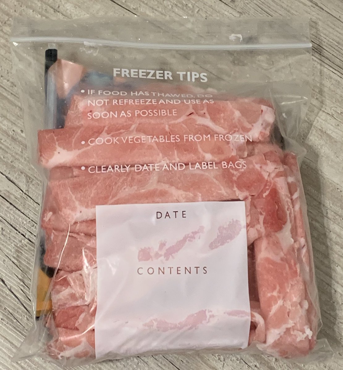 この冷凍薄切り肉シリーズ(牛・豚・ラム肉)すごく便利で大好きなのだが、パッケージがかさばるので、ジップロックに入れ替えて省スペースしてる。商品名書いてあるフィルムも切って入れてラベル代わりに。 