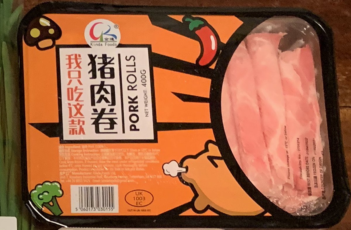 この冷凍薄切り肉シリーズ(牛・豚・ラム肉)すごく便利で大好きなのだが、パッケージがかさばるので、ジップロックに入れ替えて省スペースしてる。商品名書いてあるフィルムも切って入れてラベル代わりに。 
