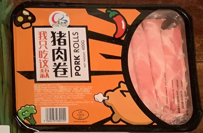 この冷凍薄切り肉シリーズ(牛・豚・ラム肉)すごく便利で大好きなのだが、パッケージがかさばるので、ジップロックに入れ替えて省スペースしてる。商品名書いてあるフィルムも切って入れてラベル代わりに。 