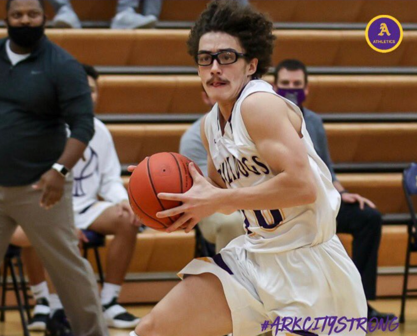 attack_bb's tweet photo. Ark City's 2021 G/F Brock Merz took his game to a new level in his final season for the Bulldogs (14-7).  Merz secured 1st Team AVCTL II honors while averaging 14 ppg, 7 rpg and 2 spg to outplay some of the toughest competition in Kansas! https://t.co/3PDL43xemL