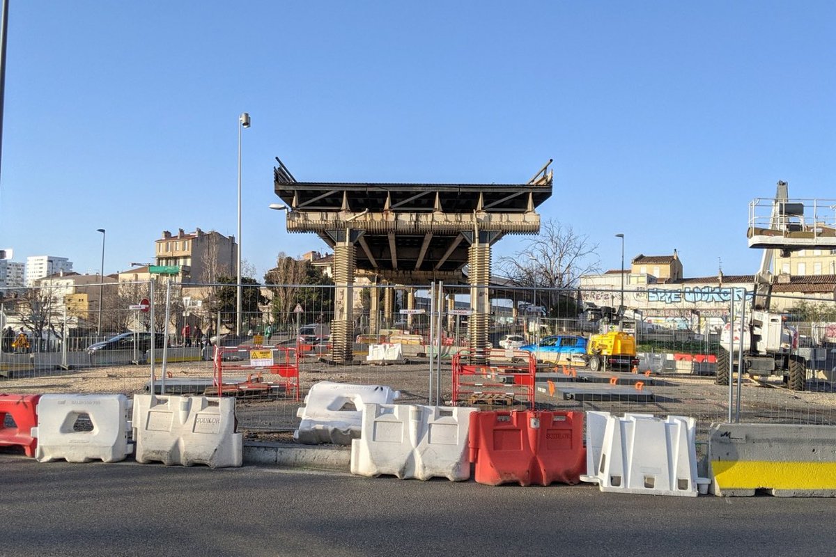 KevinPolizzi's tweet photo. Reinventer #Marseille et penser les emplois numériques de demain est notre priorité à tous ! Aujourd’hui nous fêtons la première bougie de PPTO et le 50eme poste recrutés dans nos quartiers !!! @BenoitPayan @M_Chaboche #THEODORA #objectif1000 https://t.co/O2fZWEdr7s