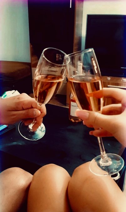 Can you guess who is my date?😍 https://t.co/WLgJJCzCT3<a href="/tag/underarmour"class="tags"><span>#underarmour</span></a>