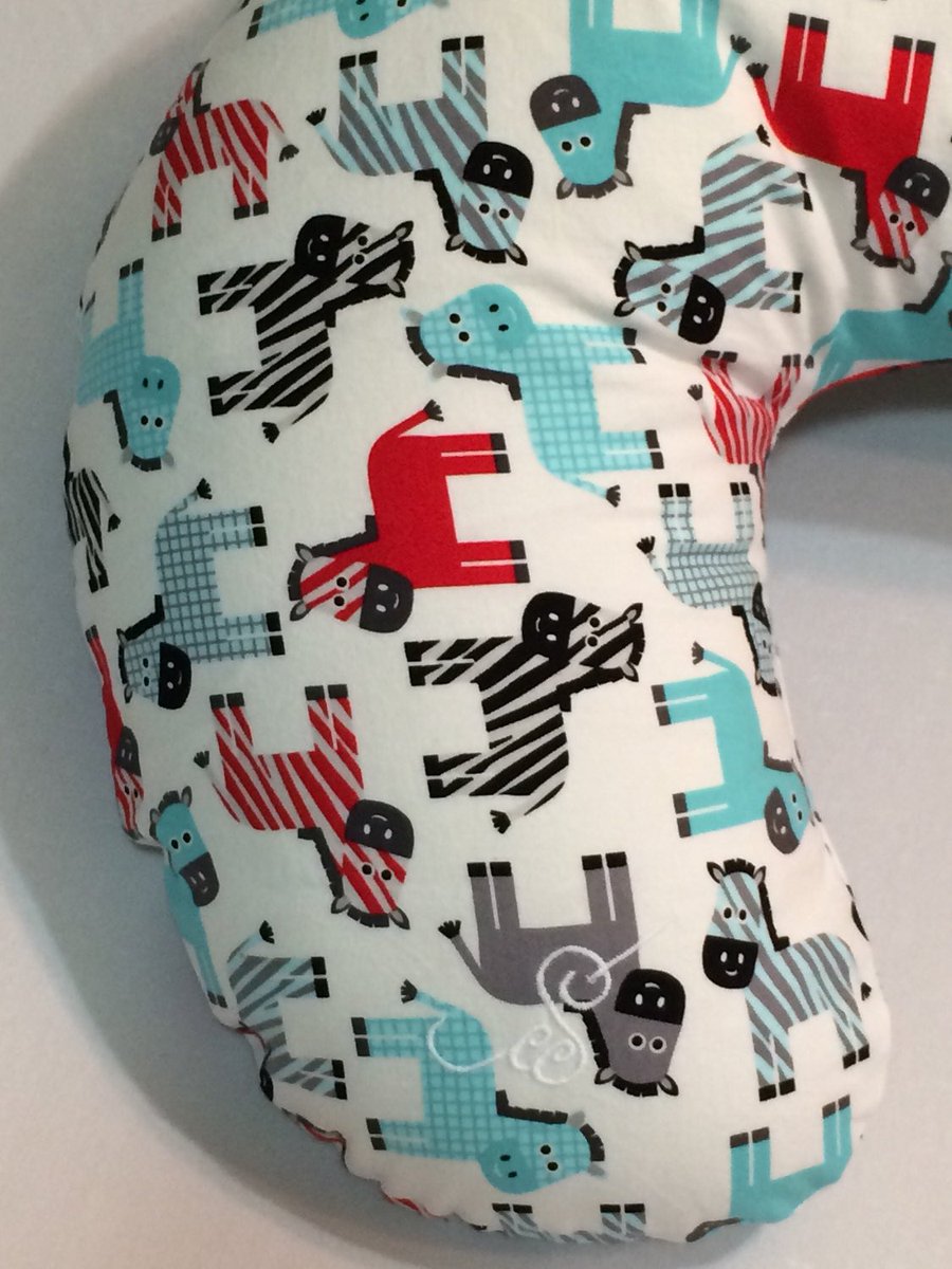 CaseysConcoctio's tweet photo. Giraffe Cover Nursing Pillow Cover #boppycover #breastfeeding #etsy #giraffe #newmom #baby #animal #nursery  https://t.co/QuL0uxqXCT https://t.co/ijt03zgoc4