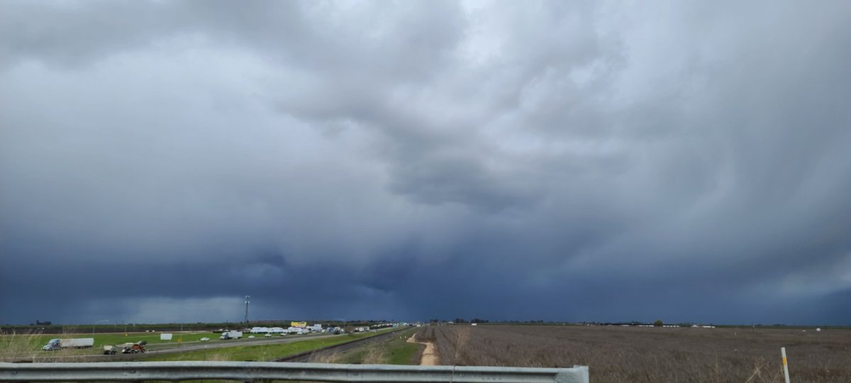 andyjump1118's tweet photo. Intercepting this #thunderstorm that had #peasizehail northeast of Merced heading southeast. @NWSHanford @StormHour @StormHourMark @StormHourMedia @GreatWinter2017 @Livestormchaser #springthunderstorms #wxspotter #nwshanford #stormhour https://t.co/71oqd1nhqx