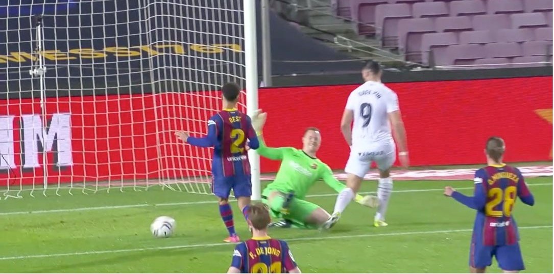 HoyEnDeportes4_'s tweet photo. Perfecto el árbitro pitando penalti a favor del Huesca únicamente porque juegan de blanco, eso es motivo más que suficiente. ¡HALA MADRID Y NADA MÁS! https://t.co/UjLcG35mSX