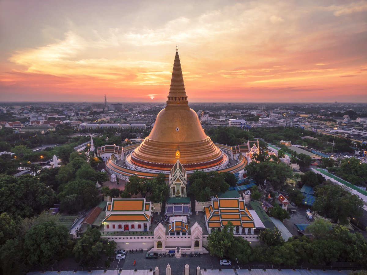 Thailand Insider We Love This Photo Of Phra Pathom Chedi In Nakhon Pathom It Is One Of The Tallest Buddhist Structures In The World And Dates Back To The 6th