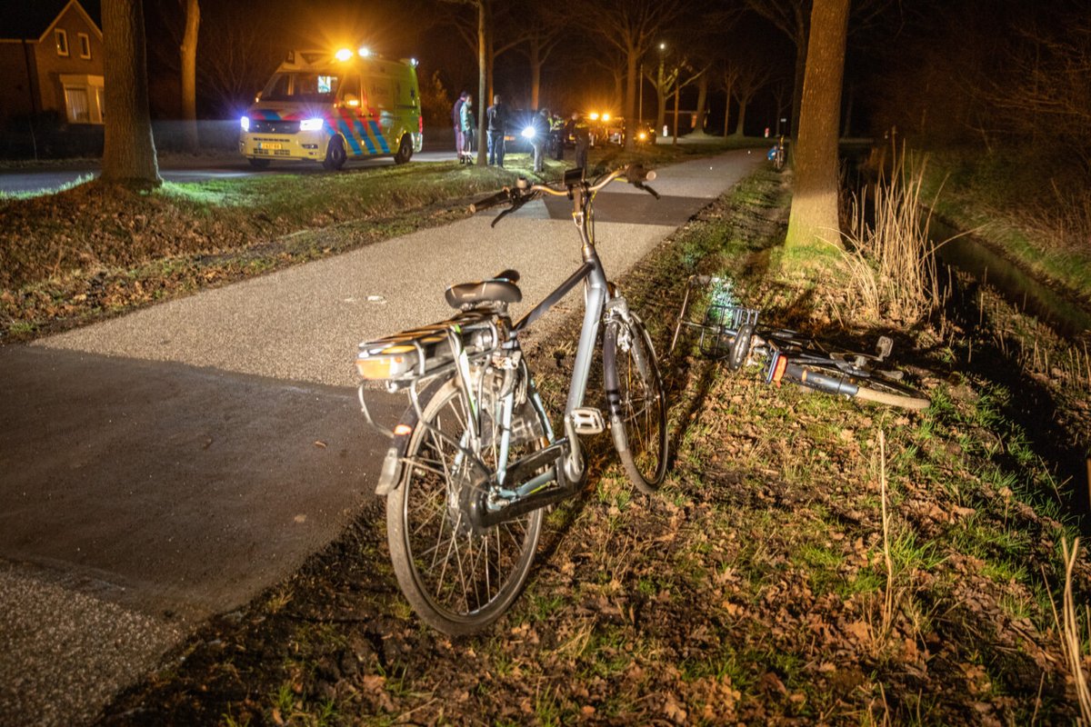 Scooterrijder rijdt door na aanrijding met fietsers - #Friesland -..