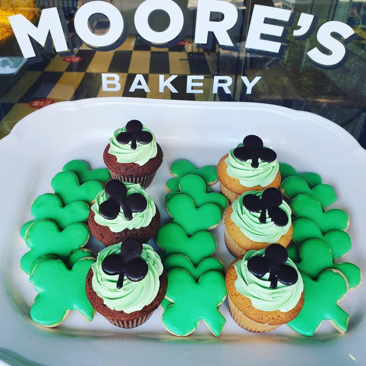 KerrisdaleKBA's tweet image. ☘️ St. Patrick’s Day cupcakes &amp;amp; cookies ☘️ #mooresbakery #kerrisdale #shopkerrisdale #StPatricksDayAtHome