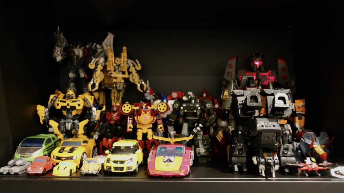 Hightail_Works's tweet image. Got the blasters printed last night. His alt mode holds the weight nicely. 

I’ll work on a few amendments for Spittor, who’s currently chilling in the animated section of the bottom shelf. There’s even a half painted Blades peaking from behind! 

#TransformersAnimated #spittor