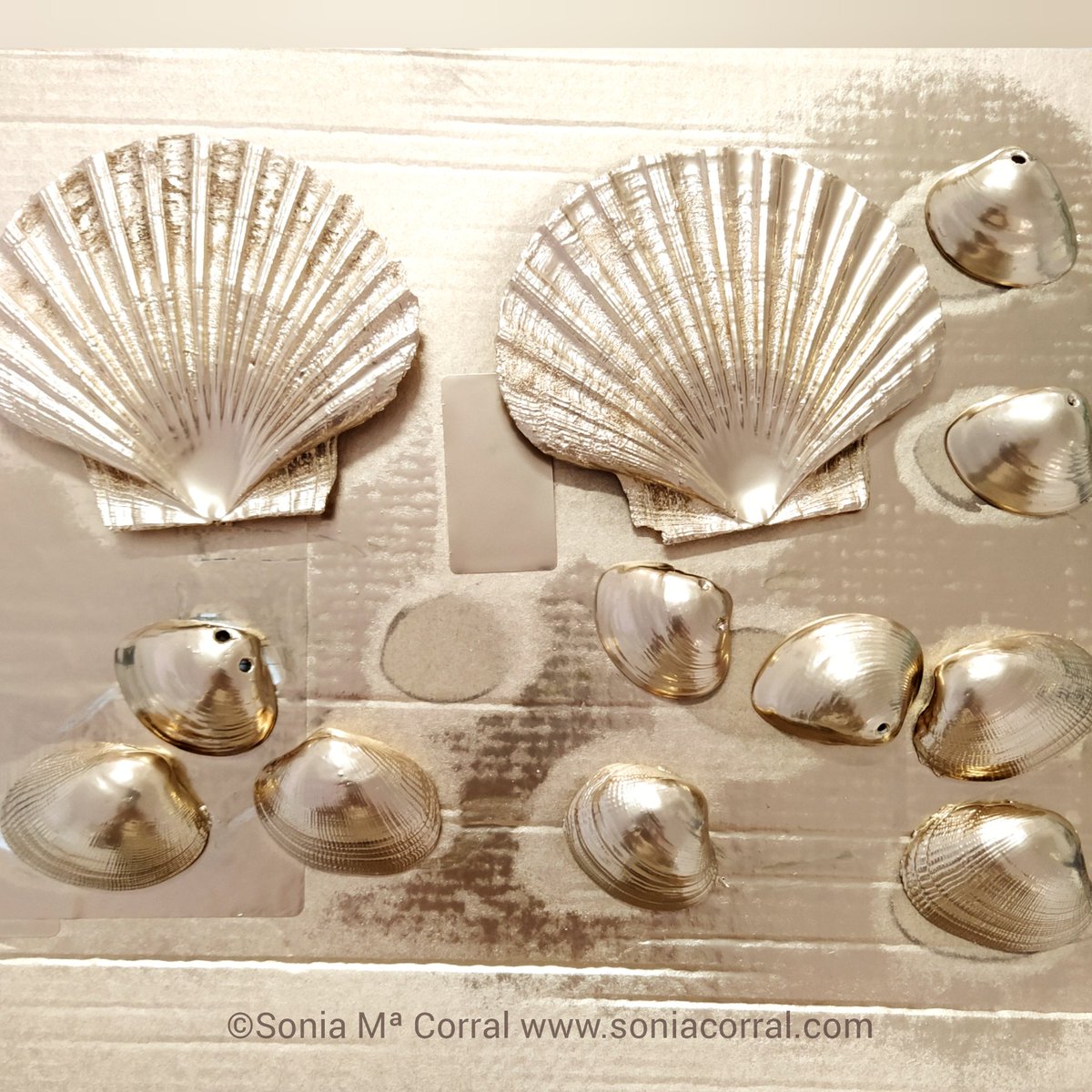 soniacorral's tweet image. Experimentando con pinturas metalizadas. A mayores de que utilizaré pan de oro y plata, hoy  también he querido experimentar con esta pintura en spray que imita el cromado. A ver cómo quedan una vez seca.

#dorado #conchas #artshell #handcraft #artcraft #manualidades