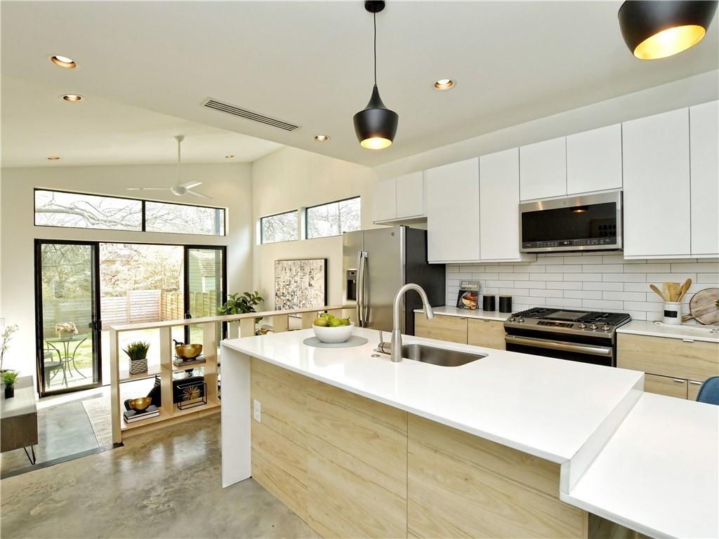 VVKnowsAustin's tweet photo. ⁠✅ Located in hot #EastAustin's Chestnut neighborhood⁠⁠
✅ Sleek modern contemporary 2019 construction⁠⁠
✅ Modern elegant kitchen with quartz counters⁠⁠
✅ 2 BD 🛏️ 2 full/1 half BA 🛁 1414 SQFT 📐 ⁠⁠
For more info 🔗👉🏼 ⁠⁠https://t.co/glMCldh770 #atx #austin
⁠⁠ https://t.co/cVcHtBMAg8