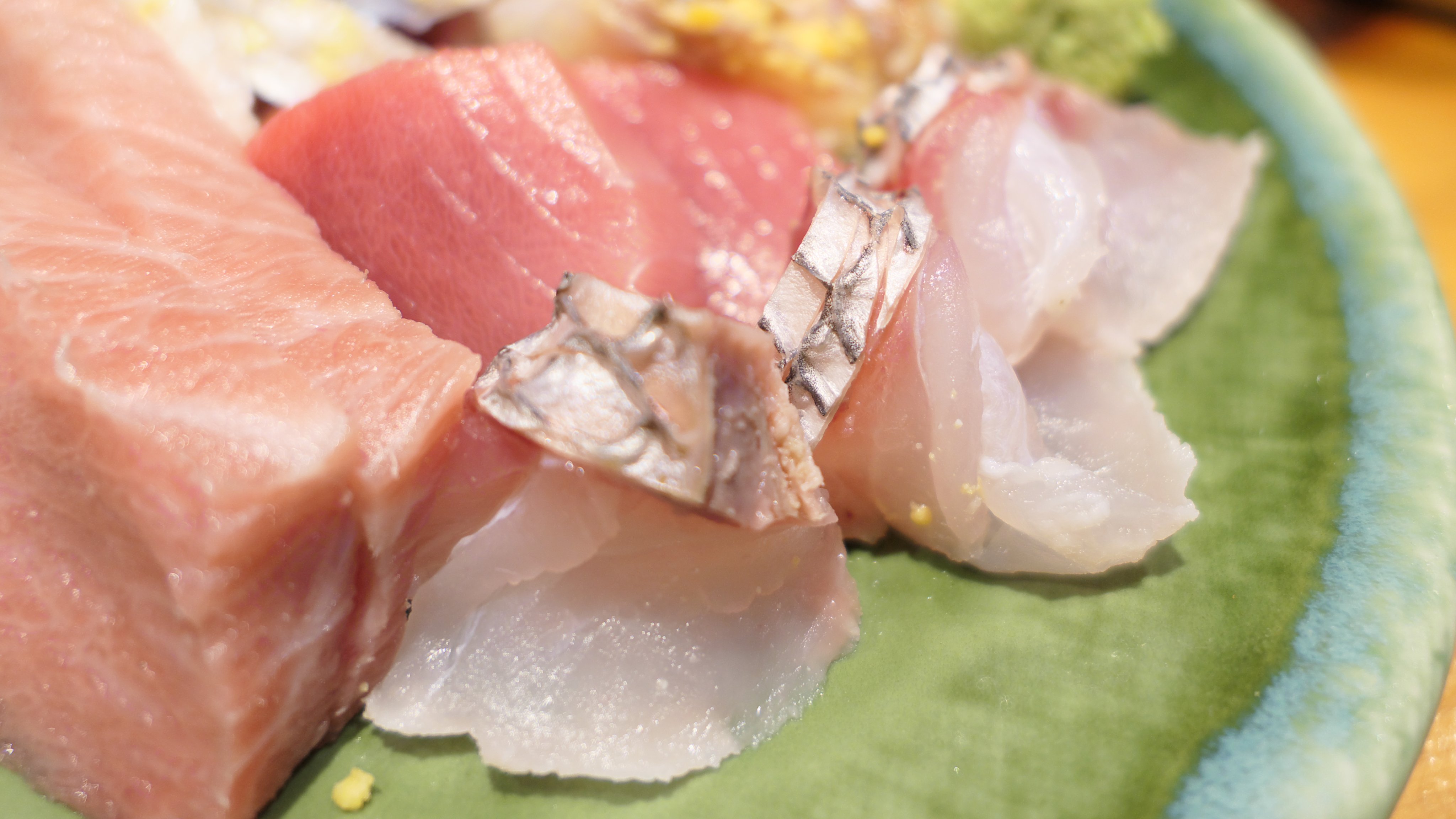 のなめ 全長６６ｃｍ 目方５ｋｇとのこと 酒蒸しでいただきましたっ お刺身は松皮造りで 昆布 真鯛 キンメダイ レンコ鯛 イトヨリダイ ホンマグロ メバチマグロ T Co Ewnlhq1xwu Twitter