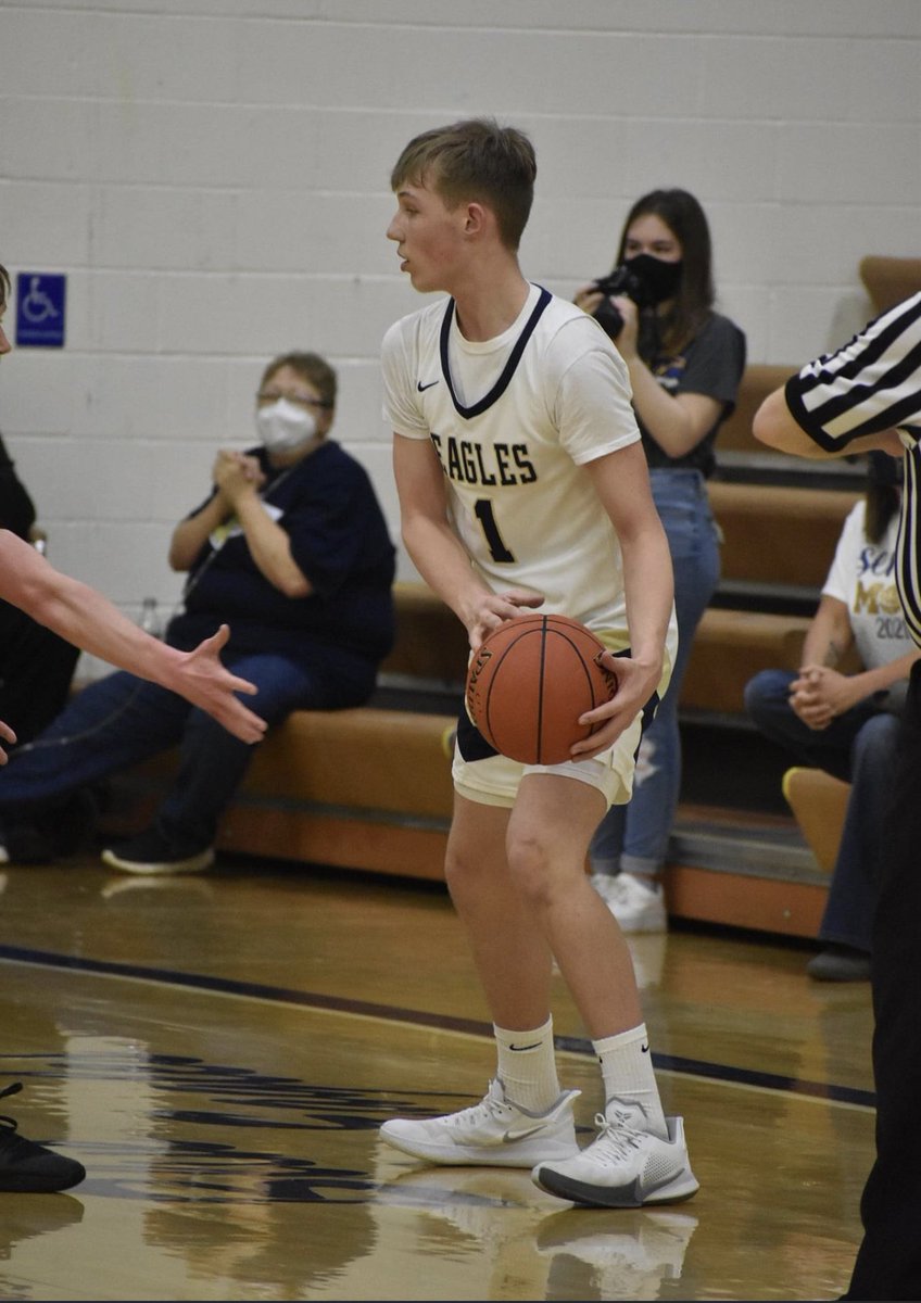 GAME DAY 🏀 
At Wirt County 🐅 
Varsity only, 7:00 start ⏰
Follow @WETZSports for live updates and listen to <a href="/briancroasmun/">Brian Croasmun</a> on 99.5FM