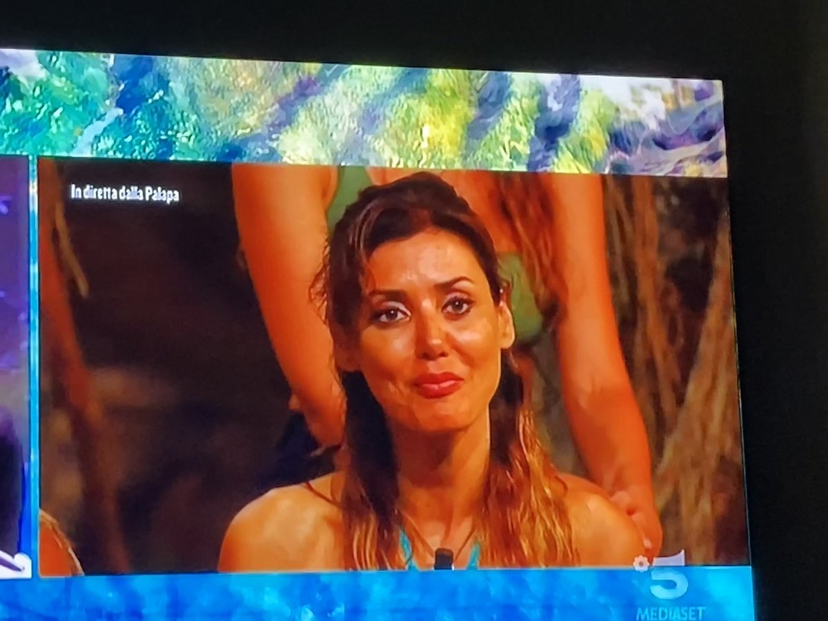 Luana_Pittella's tweet photo. “Quando hai mangiato l’ultima volta un pesce ?” Alla signora Vegana. Cit. Ilary #isoladeifamosi2021 https://t.co/tuToV9rlVn