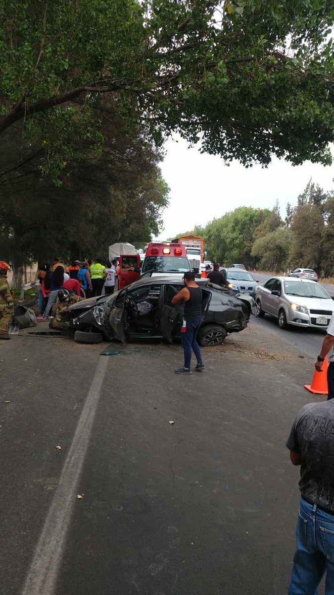 Circule con precaución por accidente en km 14 dirección Texcoco, afectado carril de baja