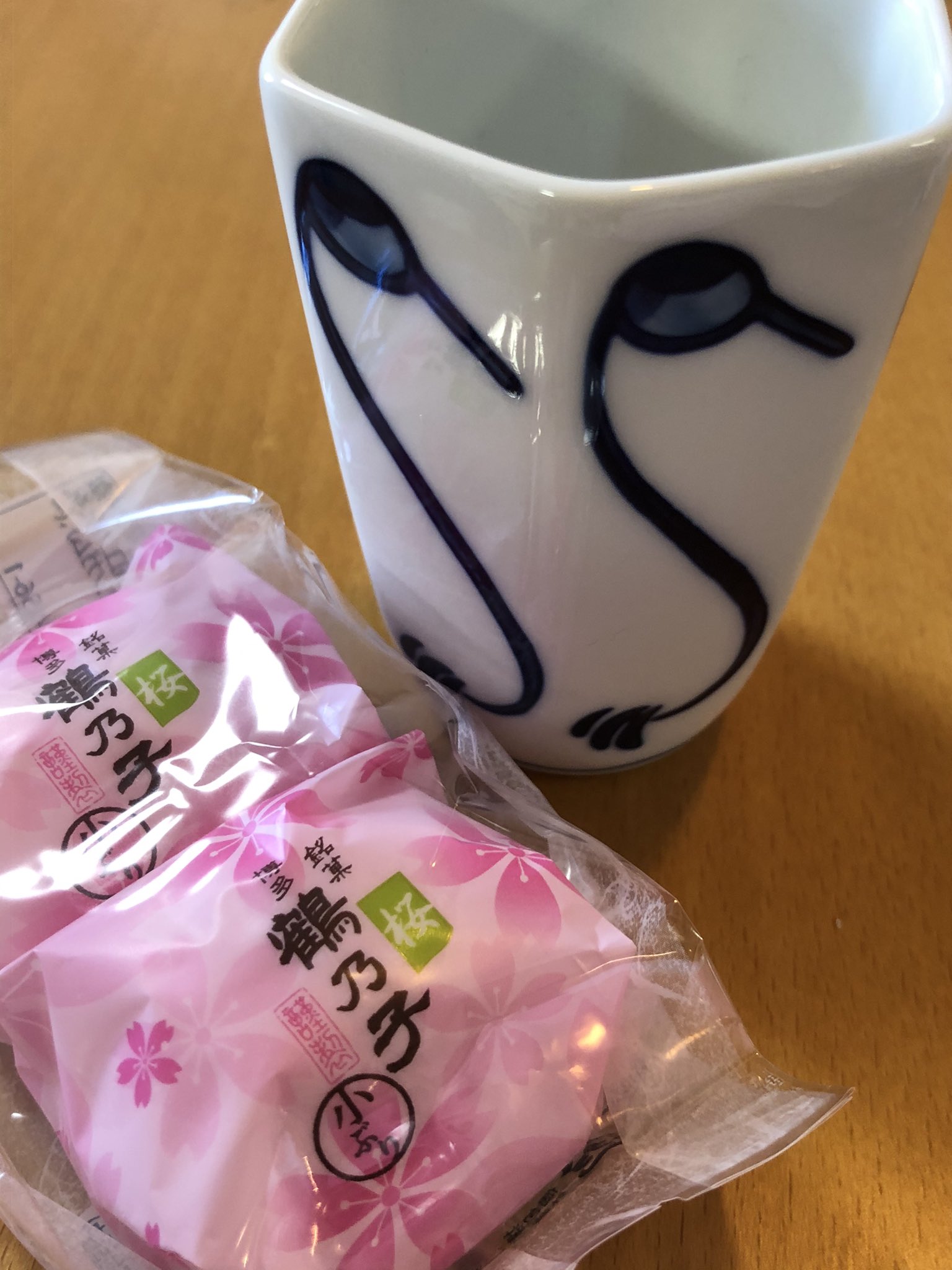 Twitter 上的 ちぃこさん アートと歴史と花が好き 福岡市 鶴乃子湯呑 前から気になっていて ホワイトデーにと思ってマシュマロを買いに行ったときに こちらを買ってしまいました 甲斐巳八郎さんの鶴の絵が可愛い そして中に入る量が絶妙 緑茶