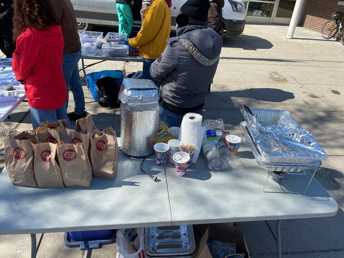 FTP_Chicago's tweet image. FTP on the move! 

Rogers Park People's Survival Program: Comrades and volunteers  build community through harm reduction and solidarity with black folks in RP every Sat with safer use kits, winter gear, warm food, lunches, coffee, and political education and medical checks.