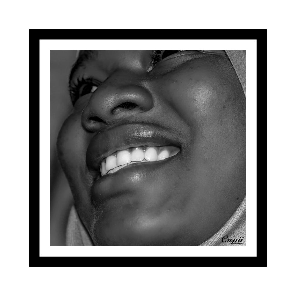 CapiiHameye's tweet photo. Mini série d'un sourire en Noir &amp; Blanc 4/3⬛⬜.
.
.

#noiretblancphotographie #blackandwhitephotography 
#timbuktumylove #photooftheday 
#JohnKalapo #portait #Canon  #capiiphotography #capiimage
#visiterlemali #image2021 https://t.co/r2bBF9Ct4B