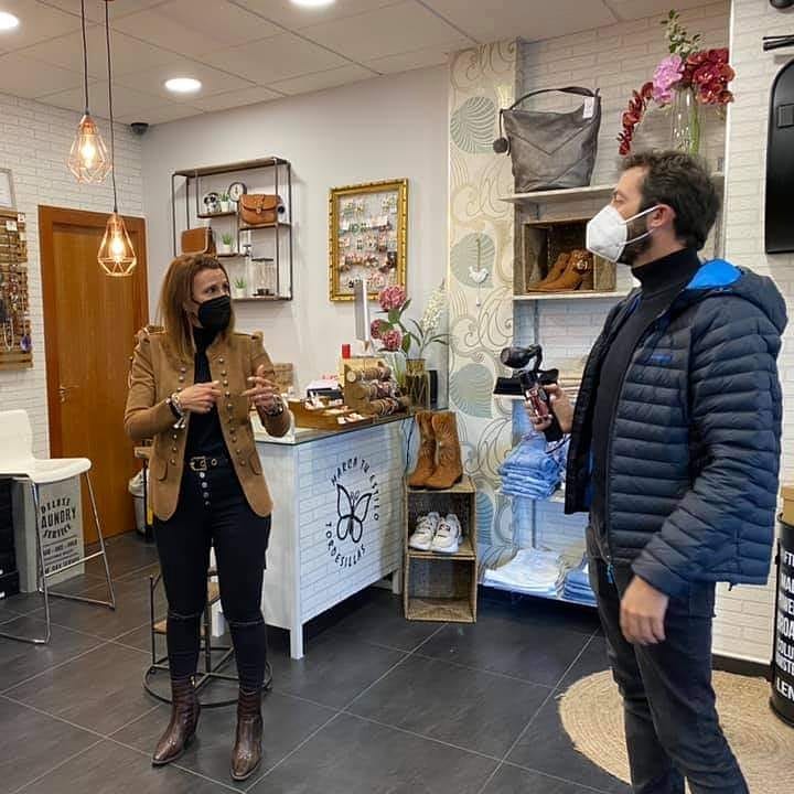 Brunosmoda's tweet photo. Primer día de grabaciones del 𝐑𝐮𝐫𝐚𝐥 𝐌𝐚𝐫𝐤𝐞𝐭𝐩𝐥𝐚𝐜𝐞 🗣Hoy con:
✔️Mireya de Marca tu Estilo
✔️Angel de @brunosmoda
✔️Carolina y Mariangeles de @Electro35652900
📹 #CapitánQuimera
Pronto disfrutarás de un espacio de compras donde el #comerciolocal es el protagonista. https://t.co/3k8hRfqRt3