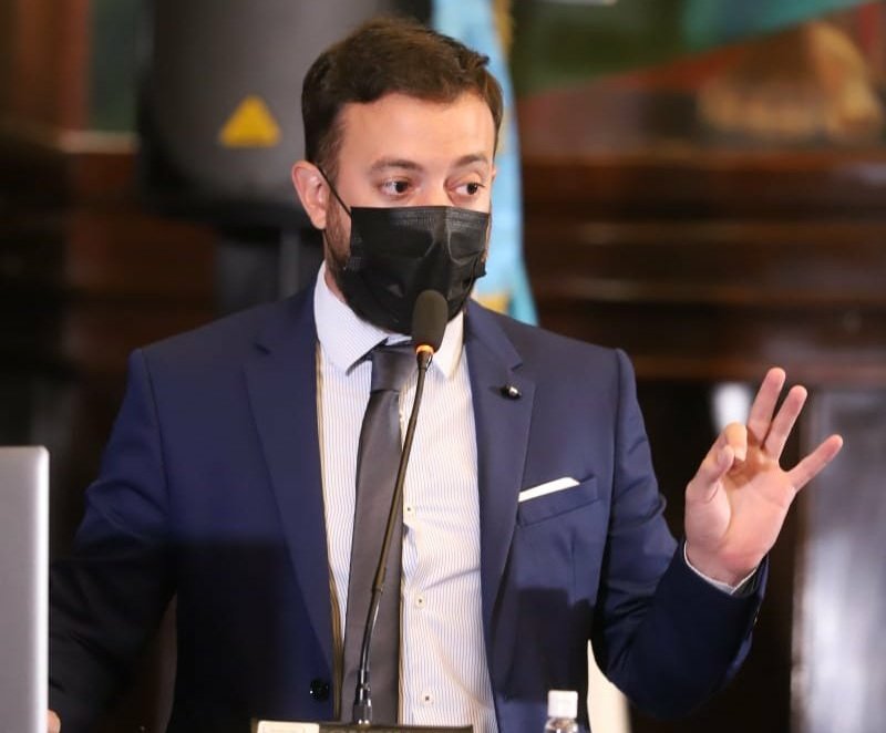 Agustín Laje exponiendo frente al Congreso de Guatemala.