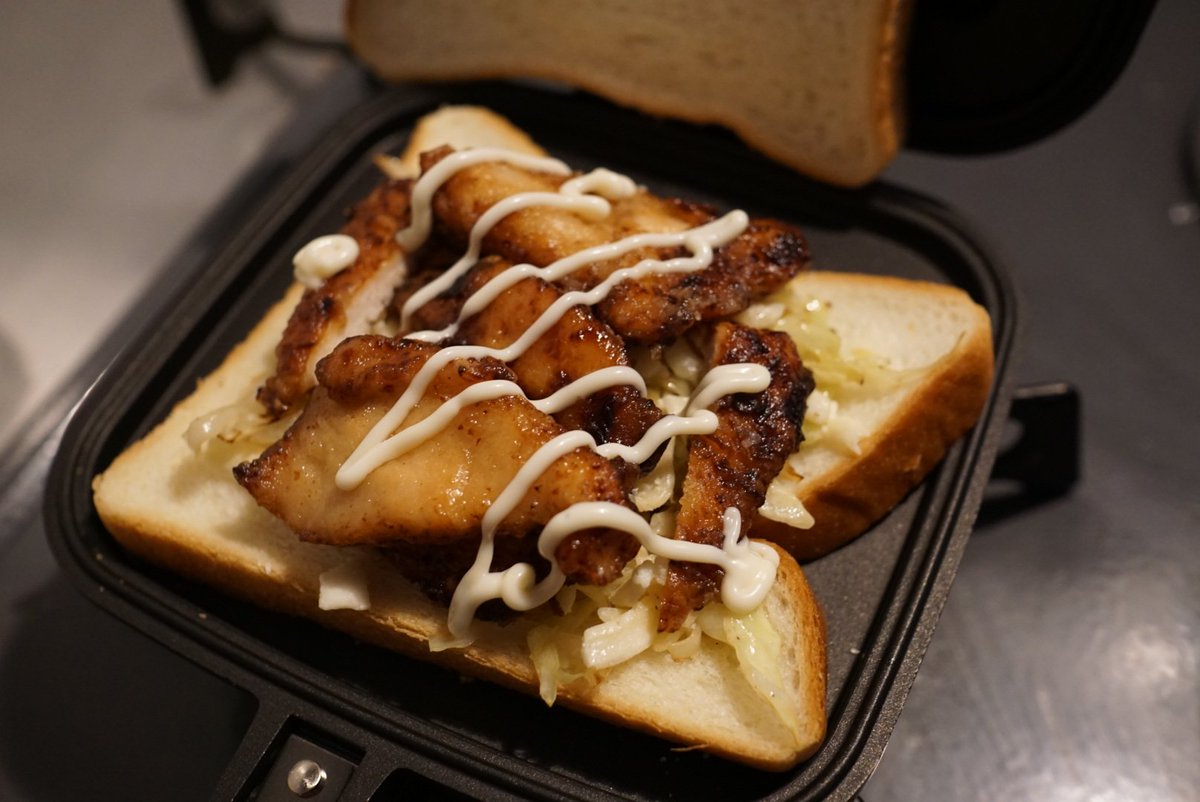 唐揚げ、キャベツ炒め&amp;マヨネーズ
朝から衝動的に作ったわんぱくサンド。でも我が家の唐揚げは胸肉スティックなので断面のわんぱく指数は低めで、味わいも予想したジャンクな感じは全くありませんでした。何故だか少し残念でした

#きょうのホットサンド
#ホットサンドメーカー
#ホットサンド