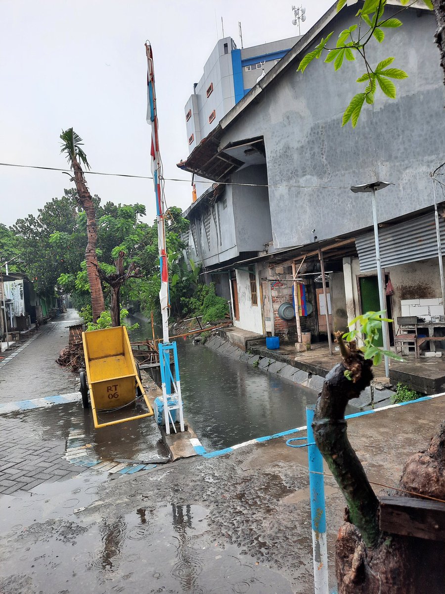 achmad_qadafi's tweet photo. Ada mafia tanah irigasi di belakang SMA Muhammadiyah 1 taman, mohon untuk di tertibkan @e100ss @infosidoarjo1 @JatimPemprov https://t.co/lBdKmcn5r1