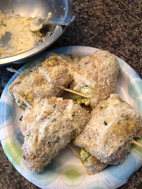 KetoLife8's tweet photo. Spinach, cream cheese &amp; mozz stuffed chicken baked in almond flour! #MotivationMonday #ketodiet #keto https://t.co/vPwl2aelXF
