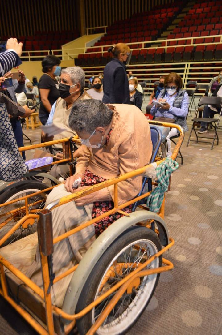 Régimen inhumano 
Oye gran pillo e hipócrita <a href="/lopezobrador_/">Andrés Manuel</a> ver imágenes cómo estás me indignan. 
Habías prometido que adultos mayores en estas condiciones serían vacunados en sus hogares.