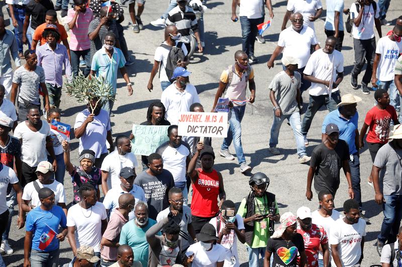 Reuters's tweet photo. Haitians barricade streets to protest insecurity after gang murders of police https://t.co/FFLTI1juPn https://t.co/Iq3UyYxsx6