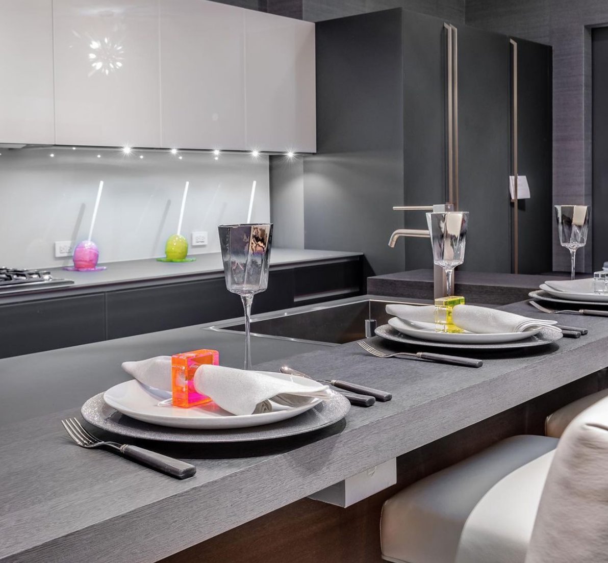 Candy kitchen. Our modern kitchen design for <a href="/HolidayHouseNY/">Holiday House</a>. Sculptures by Jonathan Paul aka <a href="/desire_obtain/">DesireObtainCherish</a> at <a href="/UNIXGallery/">UNIX Gallery</a>.

#melanieroydesign #kitchens #interiordesign photo: James John Jetel