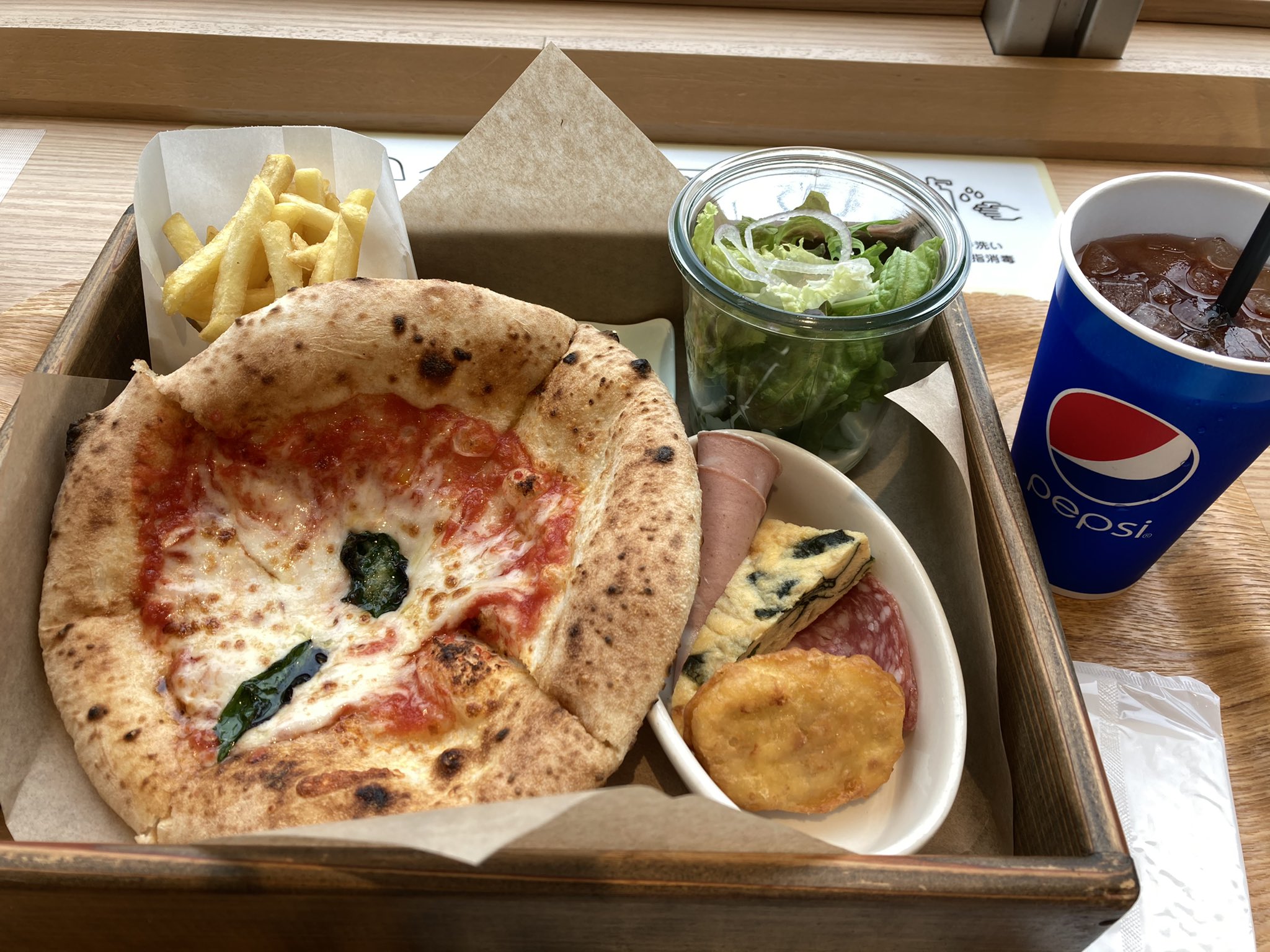 岡崎 凛 吹田市のはずれ エキスポシティフードコートにいます イタリアンランチボックス ピザが美味しい しかし混み合っている ワカモノたち 家族連れに謎の解放感あふれ 飲食しながら騒がしい うるせ 早く退散します T Co