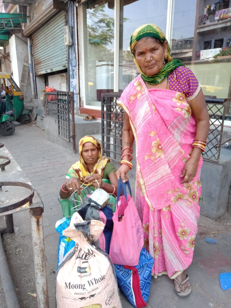 AajeevikaBureau's tweet image. Important update: Some more positive results from our #foodcampaign #JahaanMazdoorWahinAnaaj&apos;. #MigrantWorkers in Asarwa area received 20 kg wheat, 5 kg rice, 2 kg sugar and 1 kg gram lentils from a #PDS shop. Many congratulations to our #Ahmedabad team led by @MaheshGajera14