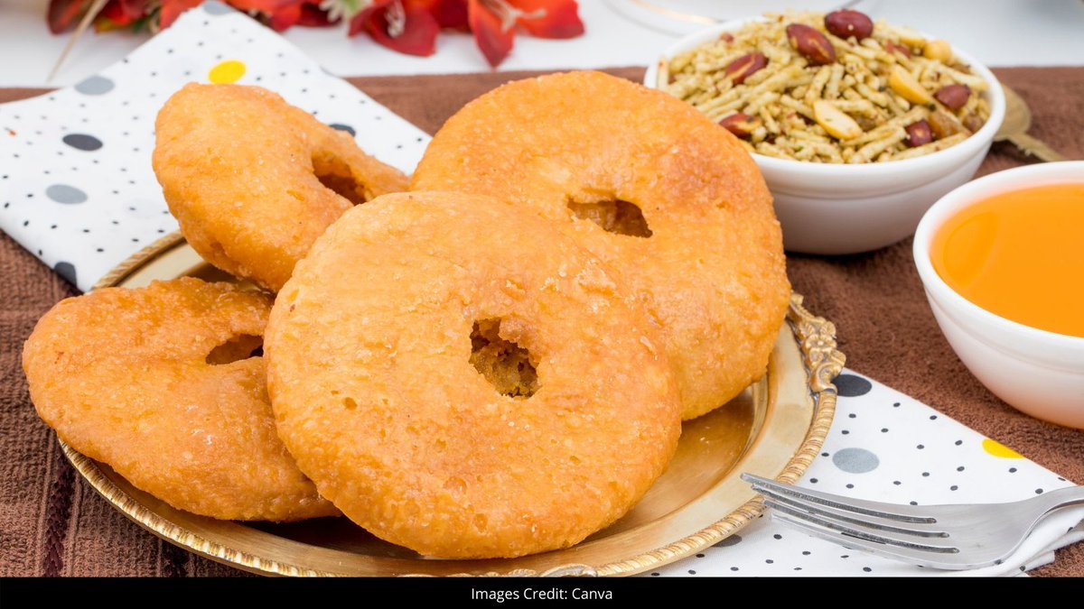 IndianFoodZone's tweet photo. Sweet Kachoris are crispy treats for your mouth. 
It comes with a twist of taste with ingredients used in stuffing like cardamom, dried fruits, khoya, and saffron.
You can simply cook it and enjoy it with your friends and family. 
#indianfoodzone #indianfood #indianfoodie https://t.co/0FwuZEQOyD