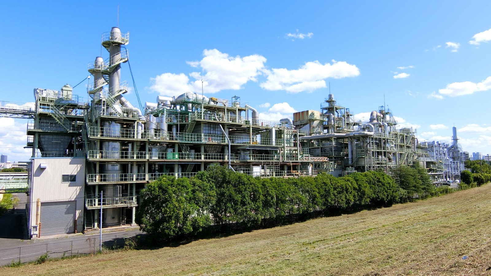 埼玉県南部地域振興センター めぐりガイドブック 完成記念フォトギャラリー No 7 年9月撮影 外環道の近くの 荒川沿いを行くと巨大な工場のような建築物が目に入ります これは県南地域の下水を浄化する荒川水循環センターで日本では最大規模