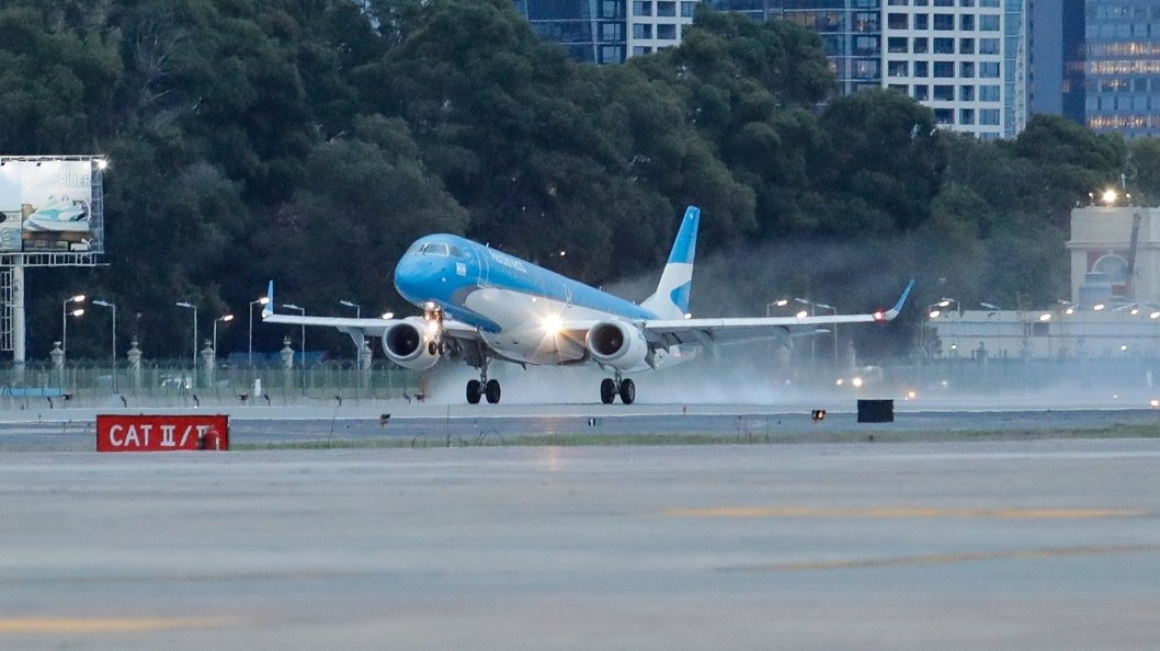 florcarignanook's tweet photo. Acompañé a @mariomeoni y @MatiasLammens en la inauguración de la nueva pista del Aeropuerto Jorge Newbery

Esta obra que acercará a los argentinos y argentinas de todo el país forma parte de la #ReconstruccionArgentina 

@Migraciones_AR va a estar ahí para seguir cuidándonos ✈️🇦🇷 https://t.co/5kqhU5WZ61