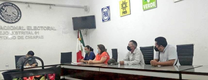 INE_Chiapas's tweet photo. #ComunicadoINE
📄El INE reitera su compromiso para que la ciudadanía ejerza su derecho al voto
🔸️Pobladores de la zona en conflicto del municipio de #Tila, Chiapas, se manifestaron de forma pacífica en las instalaciones del #Distrito01Palenque, para exigir su derecho al voto. https://t.co/T329H90coq