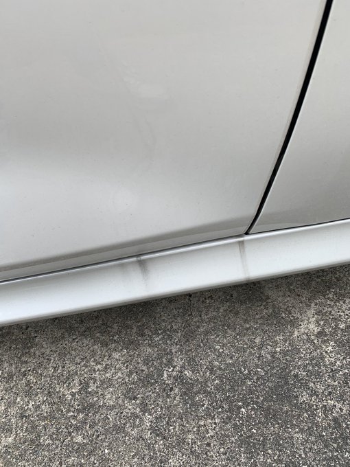 車の黒い筋が落ちないのはなぜ 簡単な落とし方や予防法もご紹介 紆余曲折