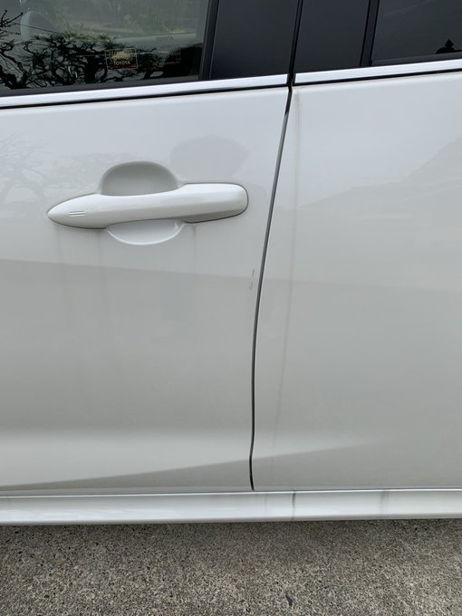 車の黒い筋が落ちないのはなぜ 簡単な落とし方や予防法もご紹介 紆余曲折
